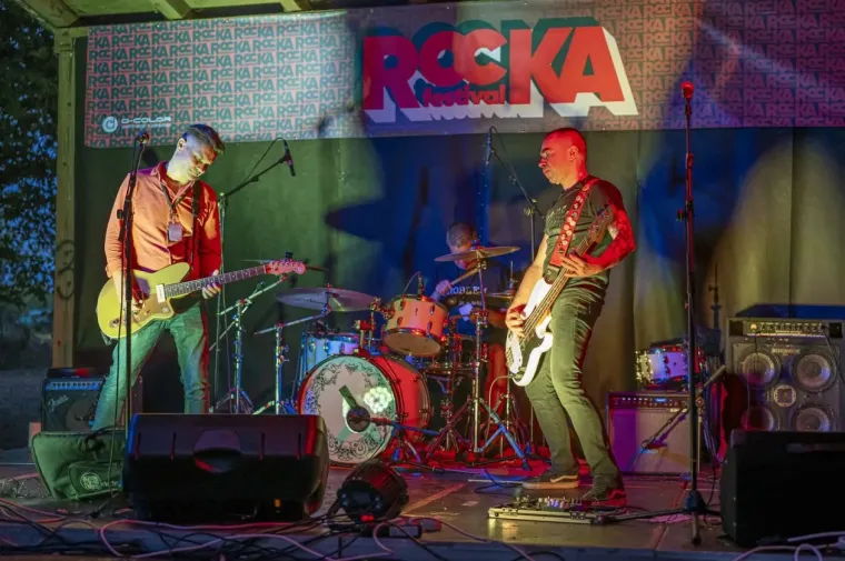 Koža, čipka i vruće hlačice: Atraktivne rokerice mamile poglede na karlovačkoj gitarijadi