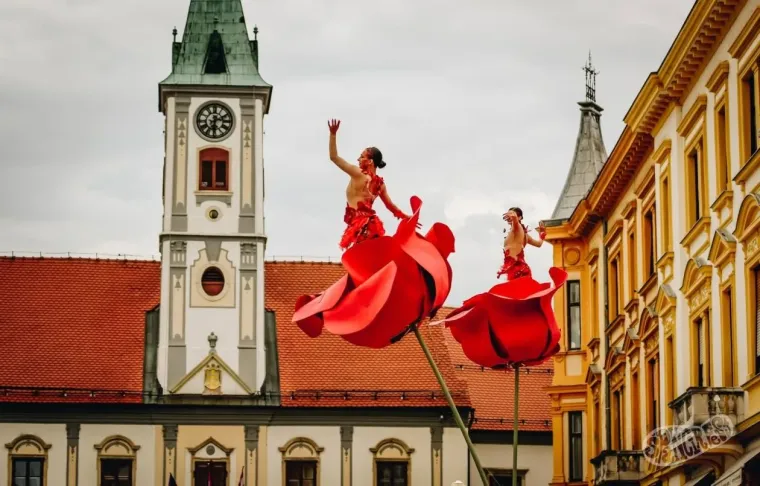 Ljepotice preplavile Varaždin: Ni ki&scaron;a ih nije spriječila da zablistaju na &Scaron;pancirfestu