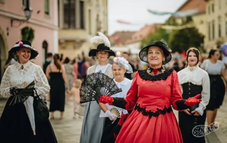 Ljepotice preplavile Varaždin: Ni ki&scaron;a ih nije spriječila da zablistaju na &Scaron;pancirfestu
