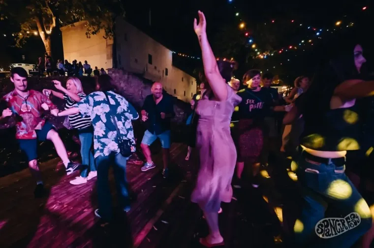 Ljepotice preplavile Varaždin: Ni ki&scaron;a ih nije spriječila da zablistaju na &Scaron;pancirfestu