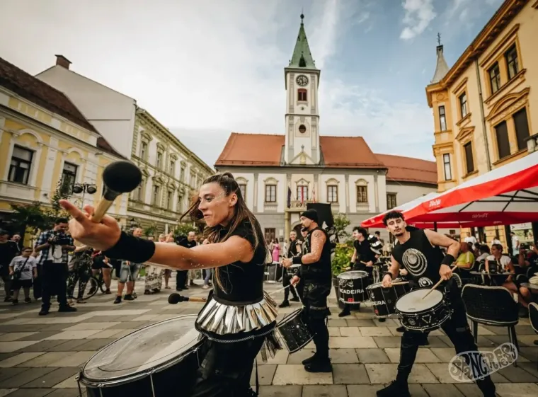 Ljepotice preplavile Varaždin: Ni ki&scaron;a ih nije spriječila da zablistaju na &Scaron;pancirfestu