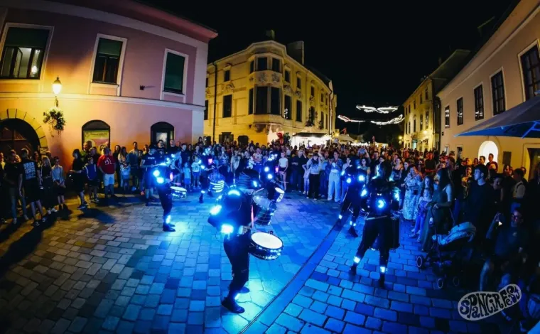 Ljepotice preplavile Varaždin: Ni ki&scaron;a ih nije spriječila da zablistaju na &Scaron;pancirfestu