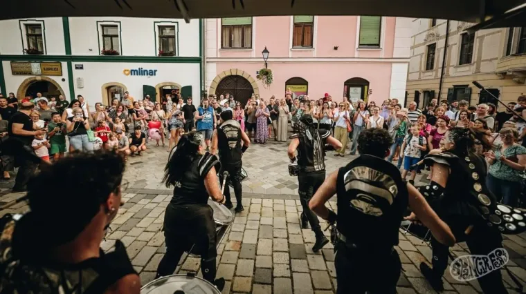 Ljepotice preplavile Varaždin: Ni ki&scaron;a ih nije spriječila da zablistaju na &Scaron;pancirfestu