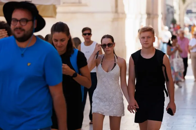 Vruća &scaron;pica u Zadru: Zgodna brineta ukrala pažnju u topu koji je malo toga ostavljao ma&scaron;ti