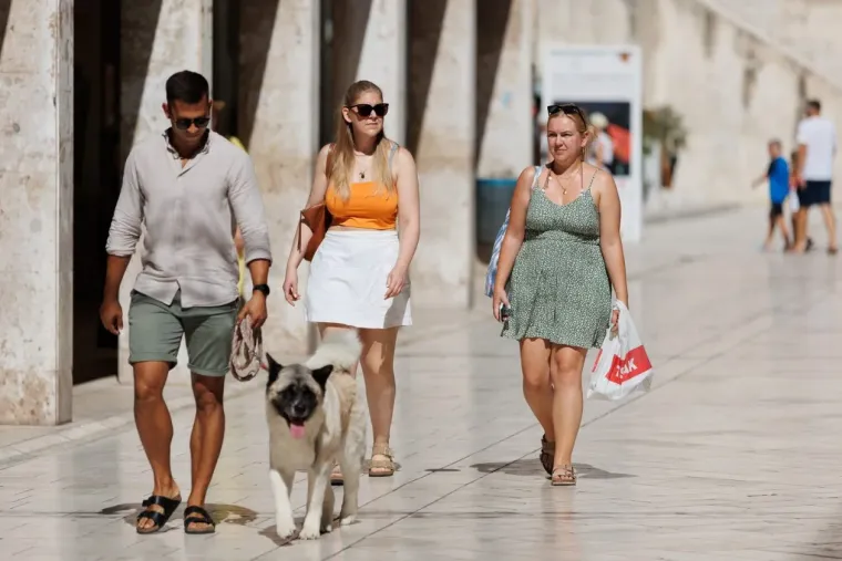 Vruća &scaron;pica u Zadru: Zgodna brineta ukrala pažnju u topu koji je malo toga ostavljao ma&scaron;ti