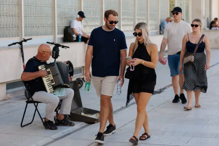 Vruća &scaron;pica u Zadru: Zgodna brineta ukrala pažnju u topu koji je malo toga ostavljao ma&scaron;ti