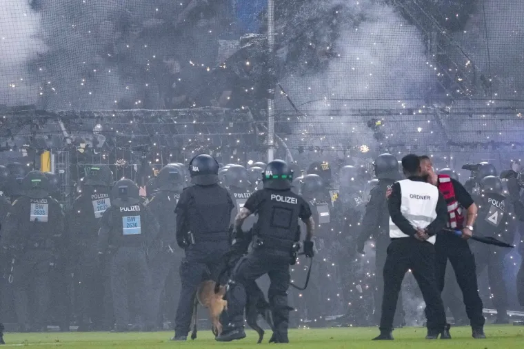 Rakete letjele na obitelji, konjica tjerala huligane, nevjerojatne scene obilaze svijet