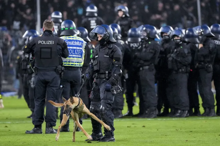 Rakete letjele na obitelji, konjica tjerala huligane, nevjerojatne scene obilaze svijet