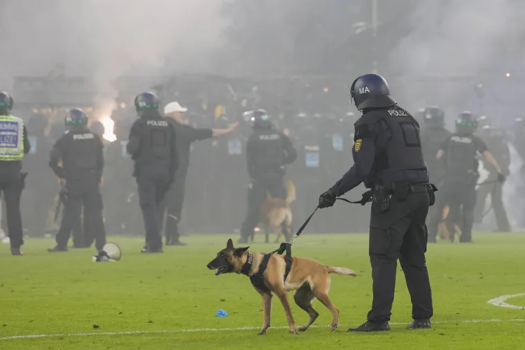 Rakete letjele na obitelji, konjica tjerala huligane, nevjerojatne scene obilaze svijet