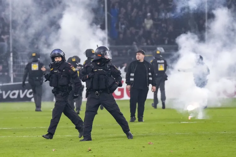 Rakete letjele na obitelji, konjica tjerala huligane, nevjerojatne scene obilaze svijet