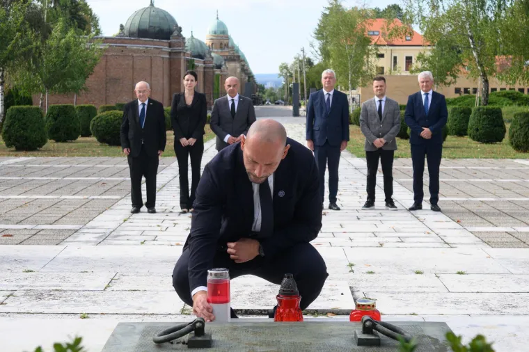 Državni vrh polaganjem vijenaca odao počast žrtvama totalitarizma: 'Ne ponovilo se'