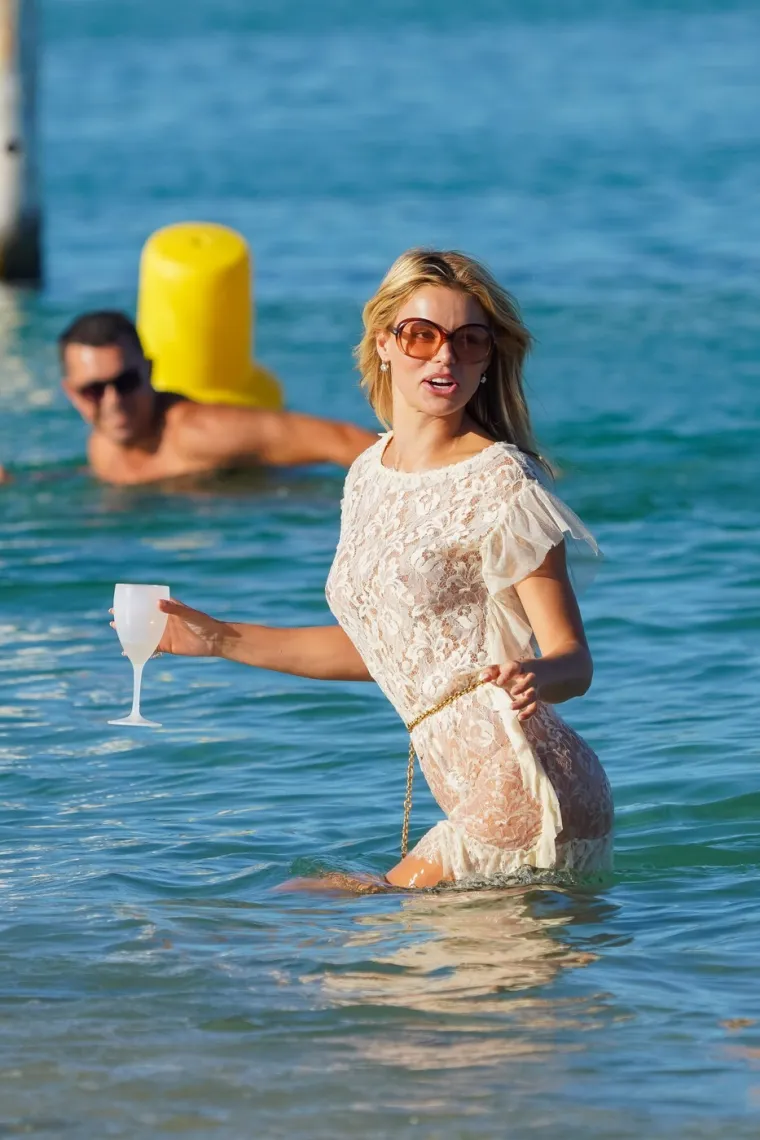 Kakva scena na plaži! Plavokosa 'bomba' u minici uskočila u more i priredila prizor za pamćenje