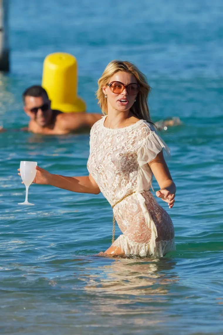 Kakva scena na plaži! Plavokosa 'bomba' u minici uskočila u more i priredila prizor za pamćenje