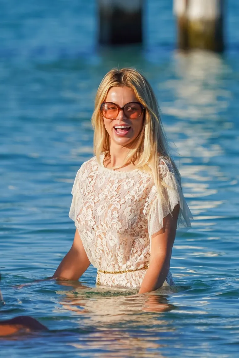 Kakva scena na plaži! Plavokosa 'bomba' u minici uskočila u more i priredila prizor za pamćenje