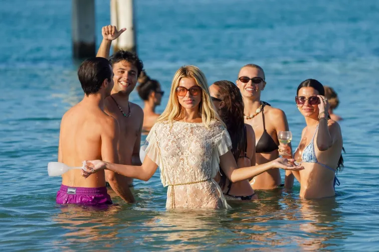Kakva scena na plaži! Plavokosa 'bomba' u minici uskočila u more i priredila prizor za pamćenje