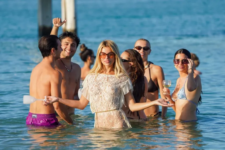 Kakva scena na plaži! Plavokosa 'bomba' u minici uskočila u more i priredila prizor za pamćenje