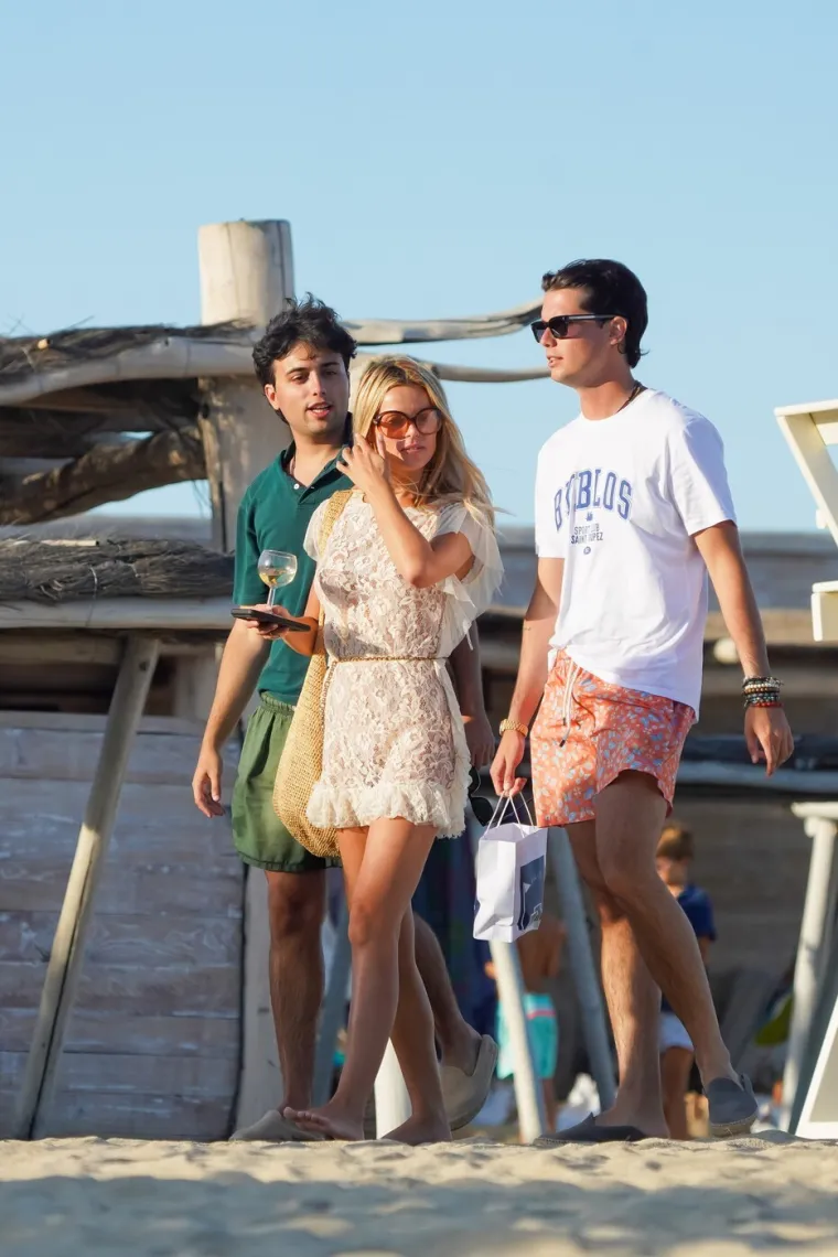 Kakva scena na plaži! Plavokosa 'bomba' u minici uskočila u more i priredila prizor za pamćenje