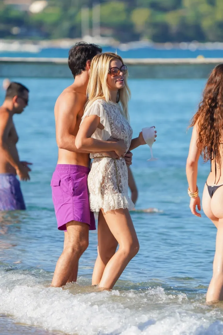 Kakva scena na plaži! Plavokosa 'bomba' u minici uskočila u more i priredila prizor za pamćenje