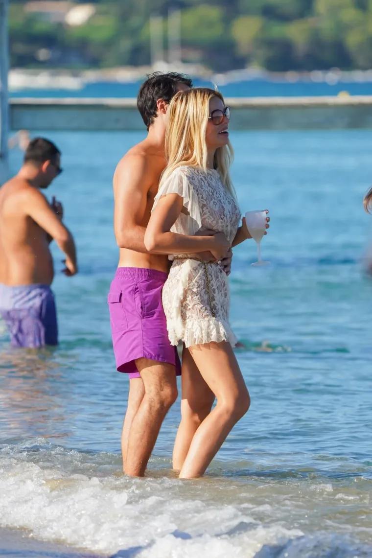 Kakva scena na plaži! Plavokosa 'bomba' u minici uskočila u more i priredila prizor za pamćenje
