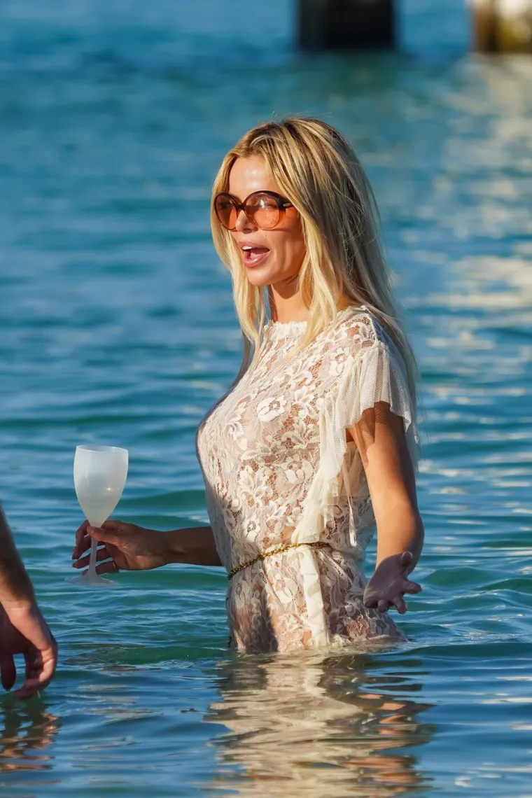 Kakva scena na plaži! Plavokosa 'bomba' u minici uskočila u more i priredila prizor za pamćenje