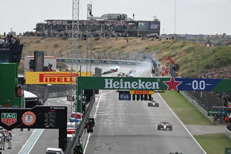 Stravičan sudar u prvom krugu! Verstappen imao te&scaron;ku nesreću, pogledajte ove scene