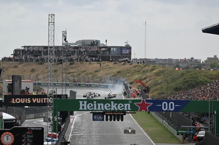 Stravičan sudar u prvom krugu! Verstappen imao te&scaron;ku nesreću, pogledajte ove scene