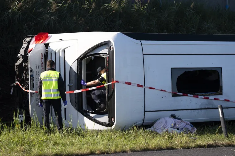 Stravični prizori s nizozemske autoceste nakon sudara autobusa i dostavnog vozila