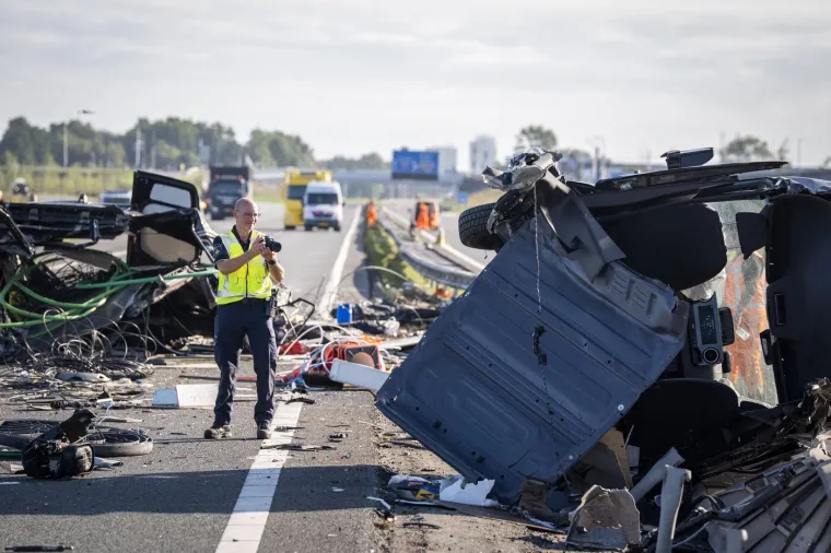 Stravični prizori s nizozemske autoceste nakon sudara autobusa i dostavnog vozila