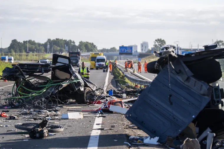 Stravični prizori s nizozemske autoceste nakon sudara autobusa i dostavnog vozila