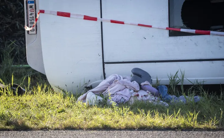 Stravični prizori s nizozemske autoceste nakon sudara autobusa i dostavnog vozila