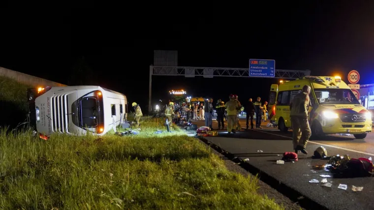 Stravični prizori s nizozemske autoceste nakon sudara autobusa i dostavnog vozila