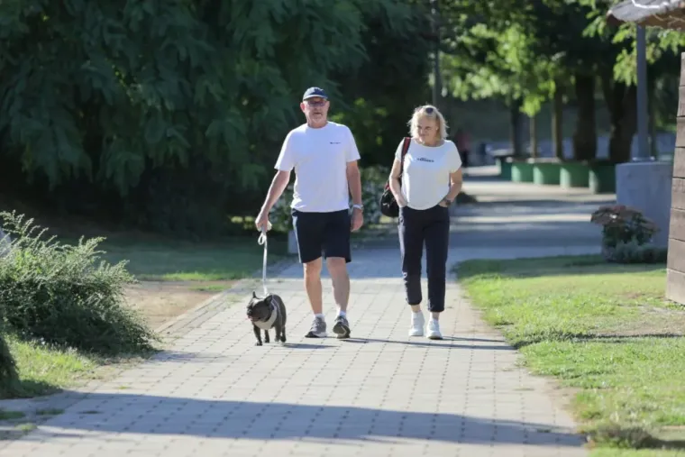 Karizmatične Međimurke odmarale uz Muru: Plavokosa djevojka u smeđem kompletiću osvojila &scaron;etnicu
