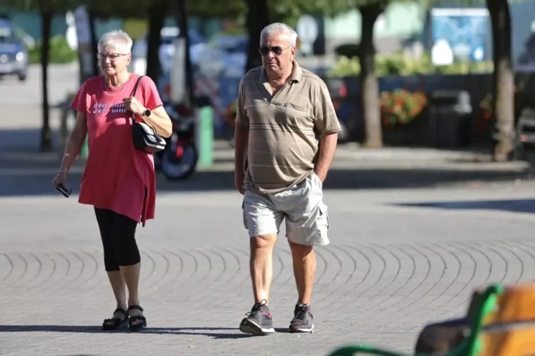 Karizmatične Međimurke odmarale uz Muru: Plavokosa djevojka u smeđem kompletiću osvojila &scaron;etnicu