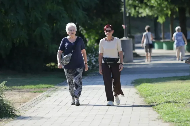 Karizmatične Međimurke odmarale uz Muru: Plavokosa djevojka u smeđem kompletiću osvojila &scaron;etnicu