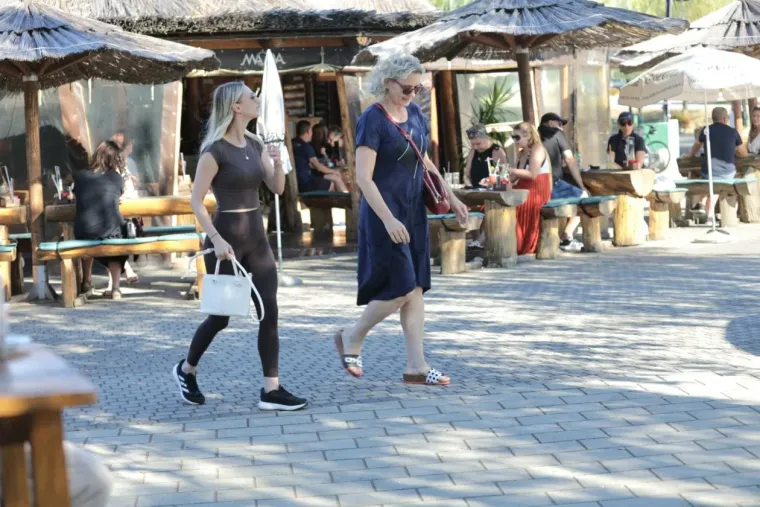 Karizmatične Međimurke odmarale uz Muru: Plavokosa djevojka u smeđem kompletiću osvojila &scaron;etnicu