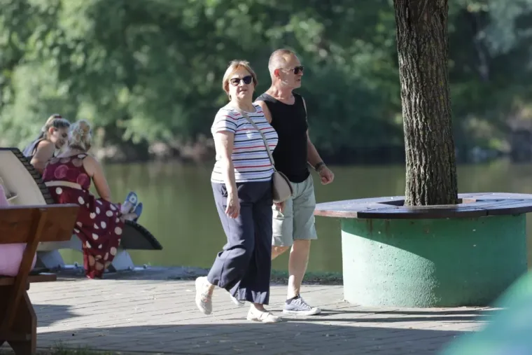 Karizmatične Međimurke odmarale uz Muru: Plavokosa djevojka u smeđem kompletiću osvojila &scaron;etnicu