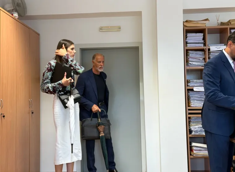 Pogledajte kako se Anna Dujić podsmjehuje vidno uzrujanoj policajki na suđenju