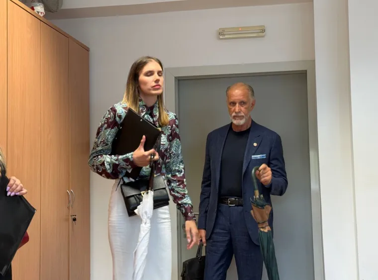 Pogledajte kako se Anna Dujić podsmjehuje vidno uzrujanoj policajki na suđenju