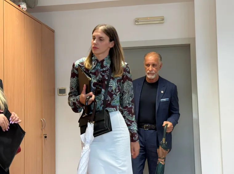 Pogledajte kako se Anna Dujić podsmjehuje vidno uzrujanoj policajki na suđenju