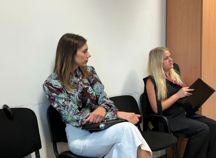 Pogledajte kako se Anna Dujić podsmjehuje vidno uzrujanoj policajki na suđenju