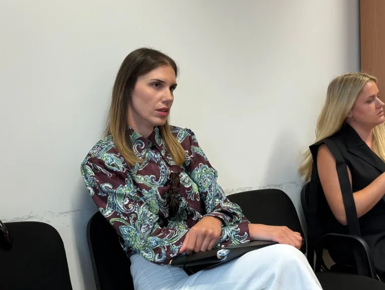 Pogledajte kako se Anna Dujić podsmjehuje vidno uzrujanoj policajki na suđenju