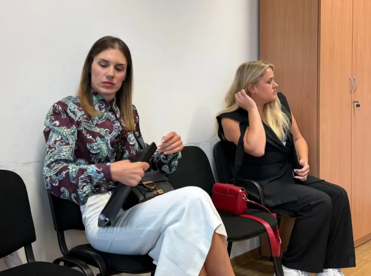 Pogledajte kako se Anna Dujić podsmjehuje vidno uzrujanoj policajki na suđenju