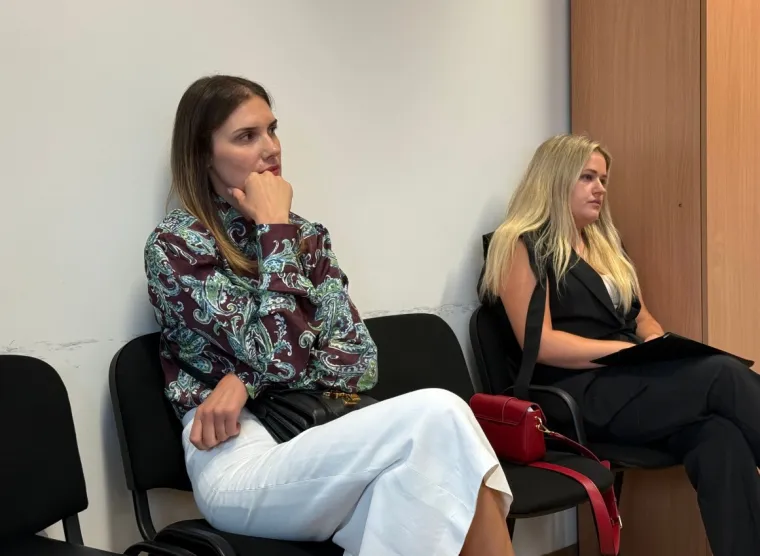Pogledajte kako se Anna Dujić podsmjehuje vidno uzrujanoj policajki na suđenju