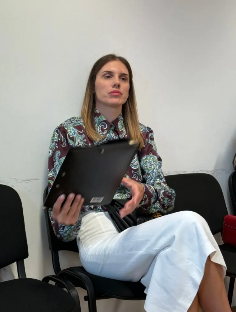 Pogledajte kako se Anna Dujić podsmjehuje vidno uzrujanoj policajki na suđenju