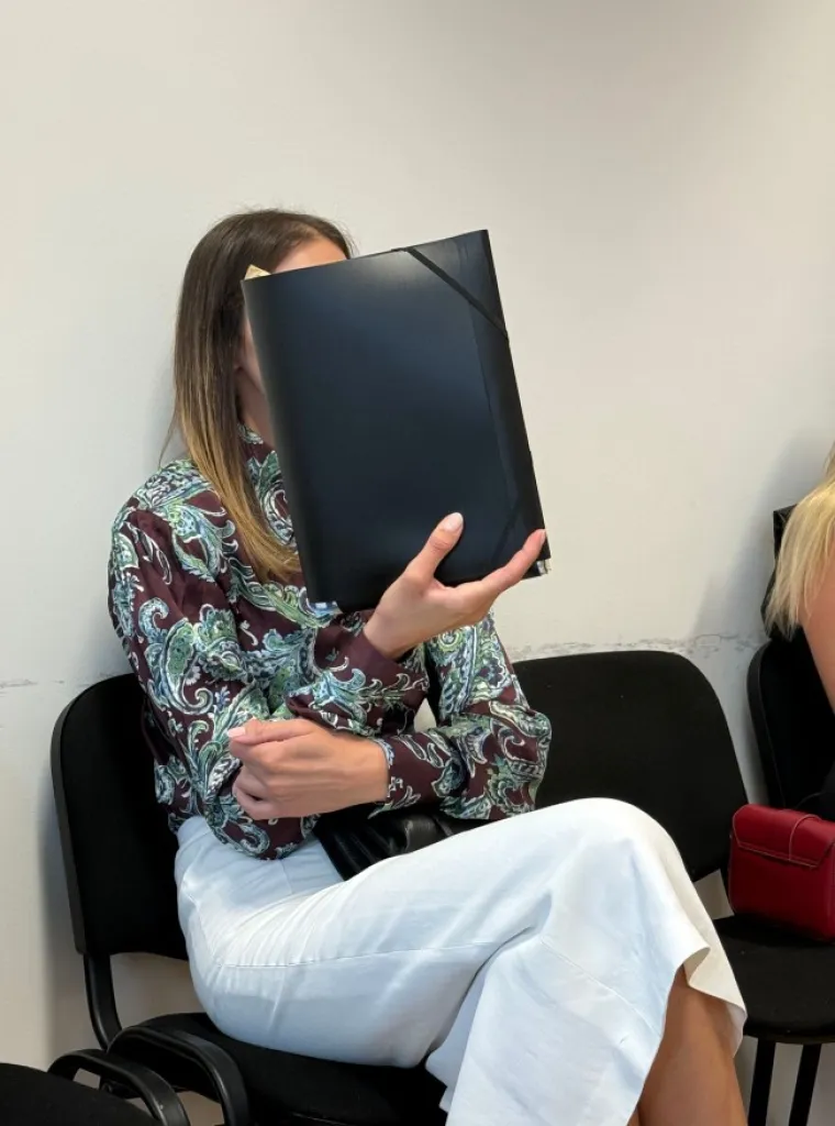 Pogledajte kako se Anna Dujić podsmjehuje vidno uzrujanoj policajki na suđenju