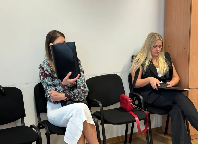 Pogledajte kako se Anna Dujić podsmjehuje vidno uzrujanoj policajki na suđenju