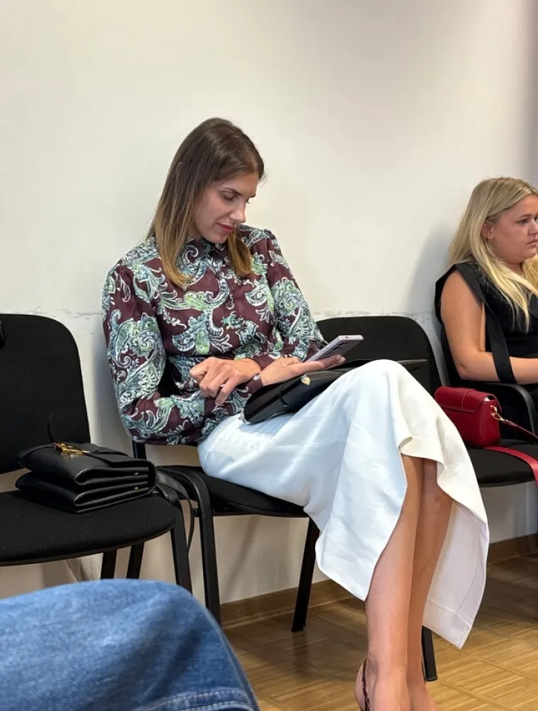 Pogledajte kako se Anna Dujić podsmjehuje vidno uzrujanoj policajki na suđenju