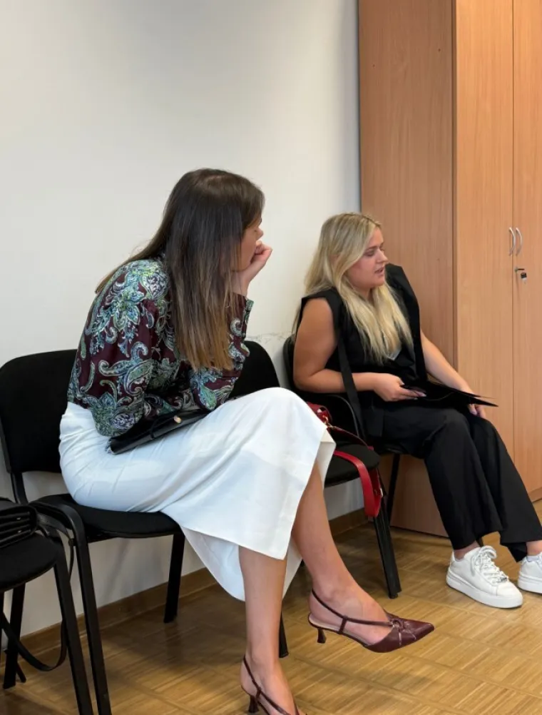 Pogledajte kako se Anna Dujić podsmjehuje vidno uzrujanoj policajki na suđenju