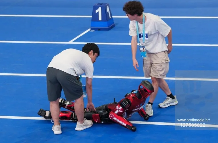 Budućnost je stigla, ali na nosilima: Urnebesni prizori s Igara robota obi&scaron;li svijet