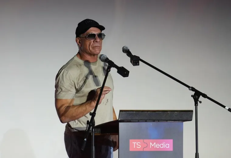 Jean-Claude Van Damme u Srbiji uživa u dru&scaron;tvu kontroverzne voditeljice i 'kralja' narodnjaka